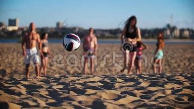 一群朋友<strong>打沙滩排球</strong>，一个苗条的黑发女孩追球